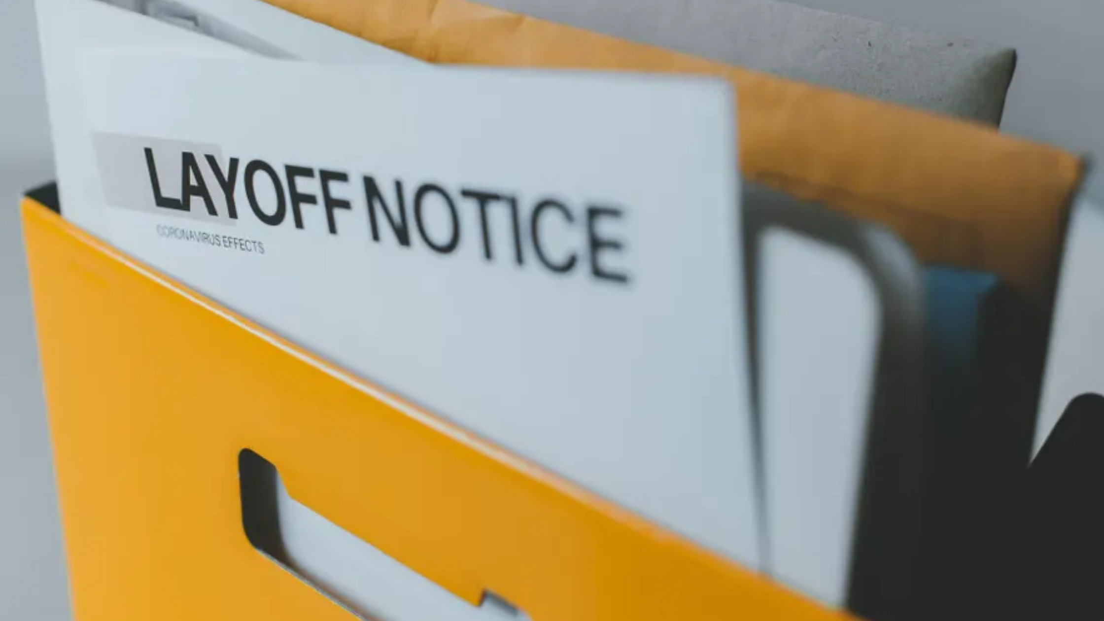 Dân văn phòng nên làm gì khi bị lay off?